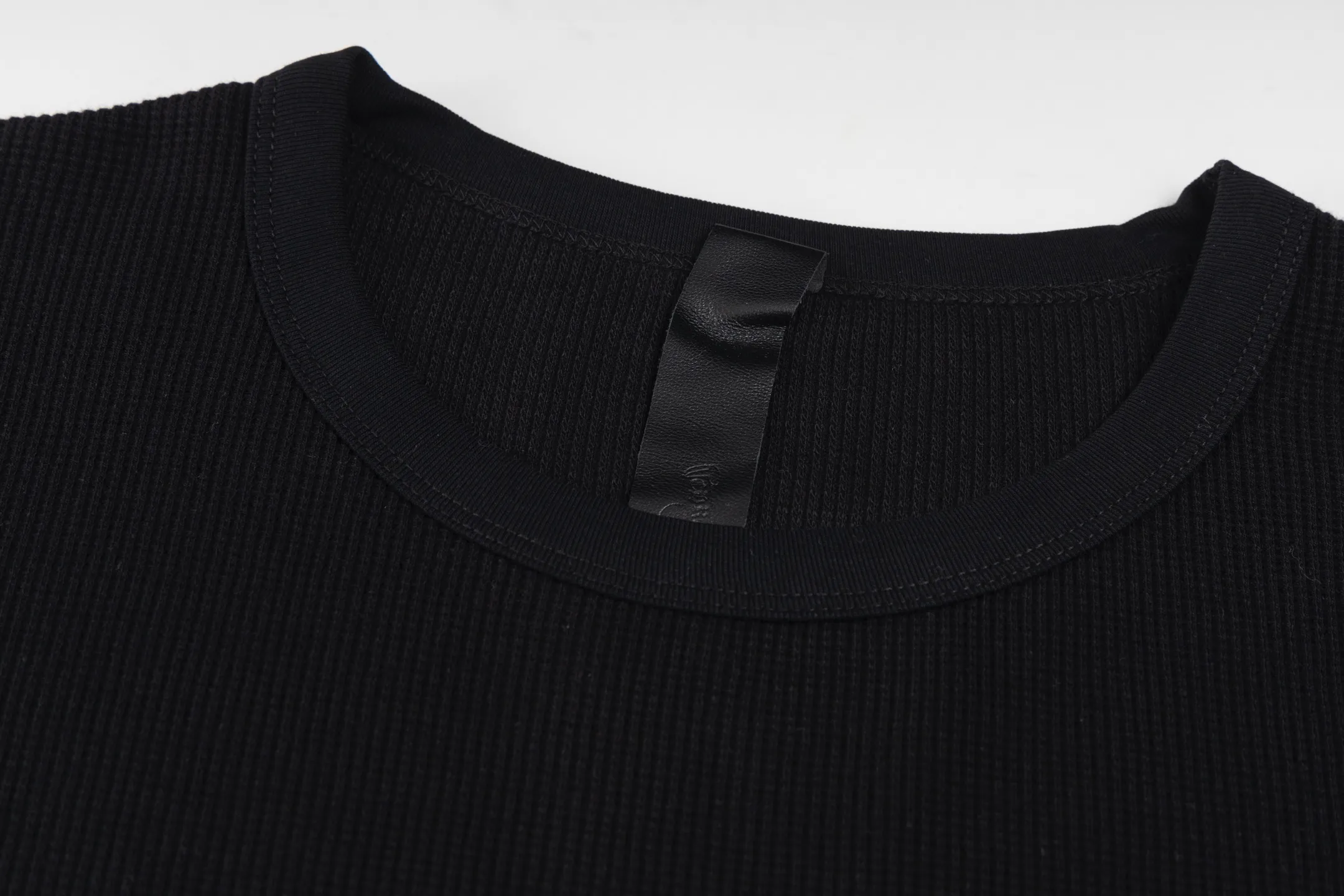 🅿️280 [Exclusive supply] CH Kroxin Sanskrit embroidered waffle short sleeves (black) The fabric is made of high-quality 230G cotton terry fabric, which is known for its clear lines and soft and delicate texture. Its waffle design not only enhances the visual effect, but also improves the breathability of the fabric. The embroidery patterns on the short sleeves are completed through fine handcrafts. In terms of craftsmanship, this short sleeve uses a special weaving machine to ensure the lightness and comfort of the fabric. The six prints on each piece of clothing have been tested through 3D electronic scanning to restore the details and ensure the clarity and fineness of the print. In addition, the overall fit of the clothes is loose and suitable for both men and women, providing a casual yet fashionable style. Size:S/M/L